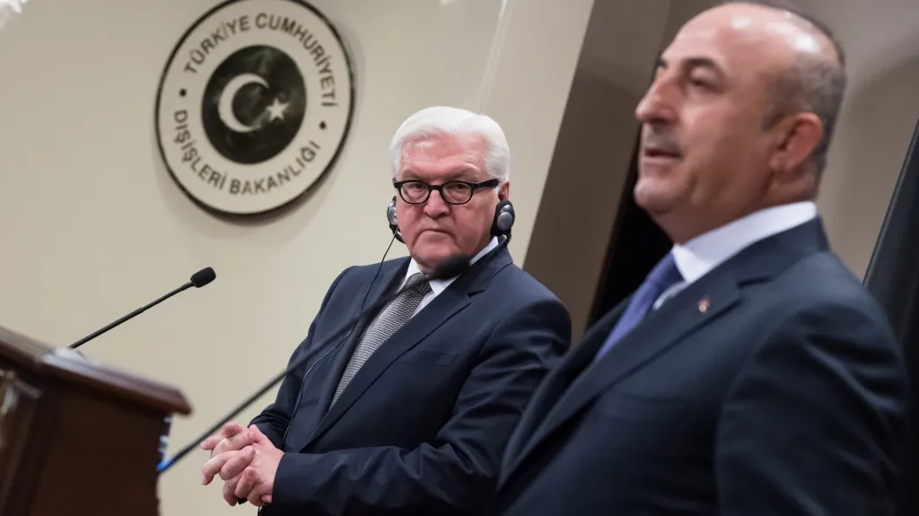 Ministři Steinmeier a Çavusoglu odpovídají novinářům