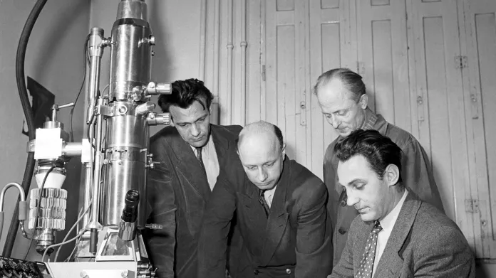 Armin Delong (vpravo) v Laboratoři elektronové optiky ČSAV Brno (1960)