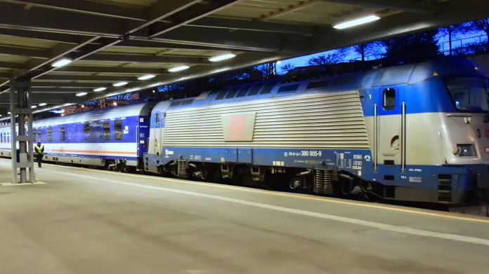 Noční vlak z Budapešti má lůžkové a lehátkové vozy do Varšavy, Berlína a Prahy