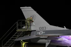 Slovensko obdrželo první dvojici stíhaček F-16