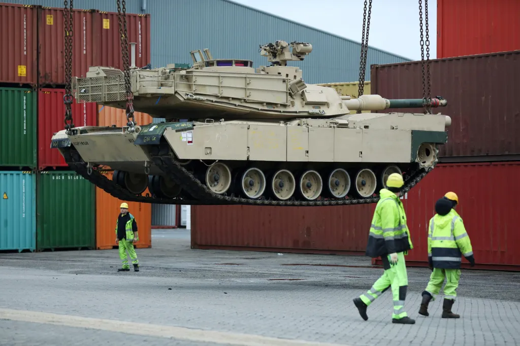 Tank, který jako by se vznášel ve vzduchu, byl zachycený při vykládání americké bojové techniky v přístavu Vlissingen v Nizozemsku