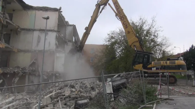 Demolice paneláku v Obrnicích