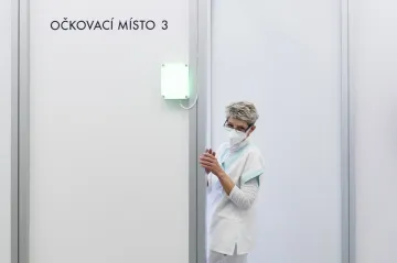 Cesta k vakcíně se otevřela nepostradatelným pracovníkům. Ošetřovné bude i při rotační výuce