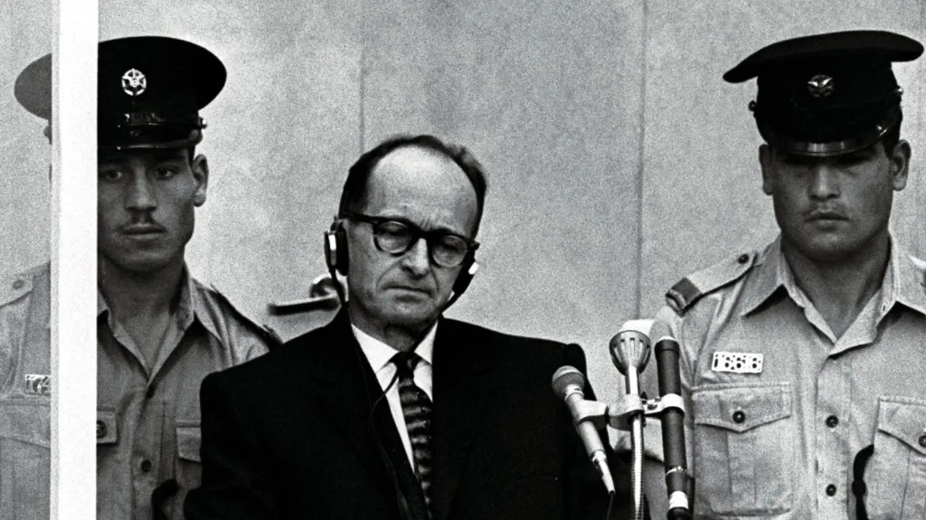 Adolf Eichmann patřil k nacistům, kteří se ukrývali v Argentině, kde ho ale vypátrala izraelská zpravodajská služba, unesla a postavila před soud