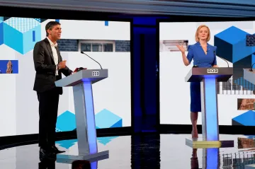 Trussová chce Britům snížit daně. Po „cukru“ ekonomice rychle vyhládne, varoval v debatě Sunak