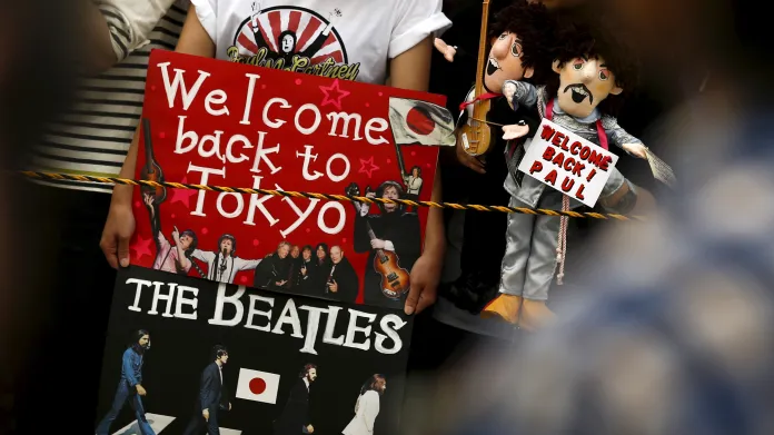 Japonští fanoušci vítají Paula McCartneyho při návratu do haly Nippon Budókan (2015), kde naposledy hrál s The Beatles v roce 1966