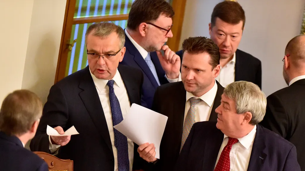 Poslanci během mimořádné schůze sněmovny