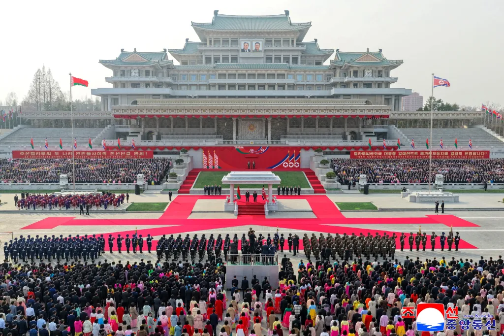 Přivítání běloruského diktátora Alexandra Lukašenka v Pchjongjangu