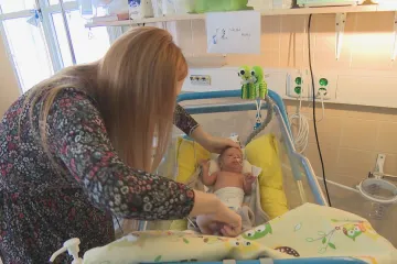 Nedonošeným dětem prospívá pokládání na hrudník matky, pomáhají nové metody i přístroje