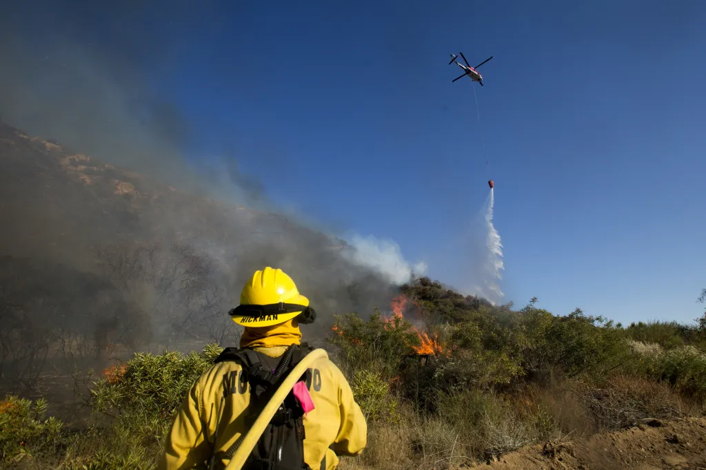 Hasiči bojují s lesními požáry v Kalifornii
