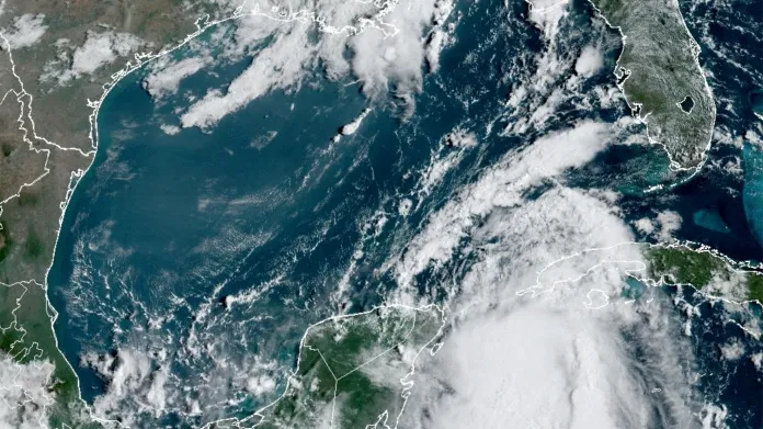 Tropická bouře Idalia nad Mexickým zálivem v pondělí 28. srpna