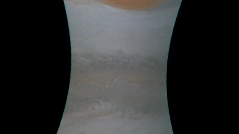 Neupravené snímky Velké rudé skvrny ze sondy Juno