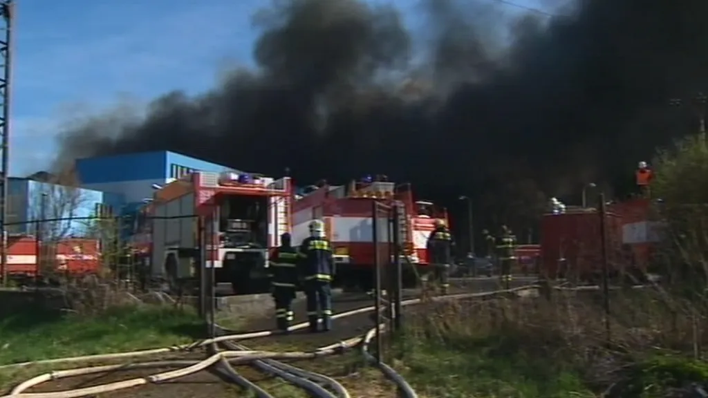 Na místě zasahuje 30 jednotek profesionálních a dobrovolných hasičů