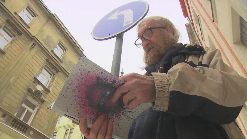 Vratislav Brabenec s knihou Život v Ječný