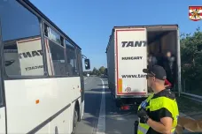 Policie na D1 u Brna zastavila maďarské auto s desítkami syrských migrantů. Řidič je na útěku