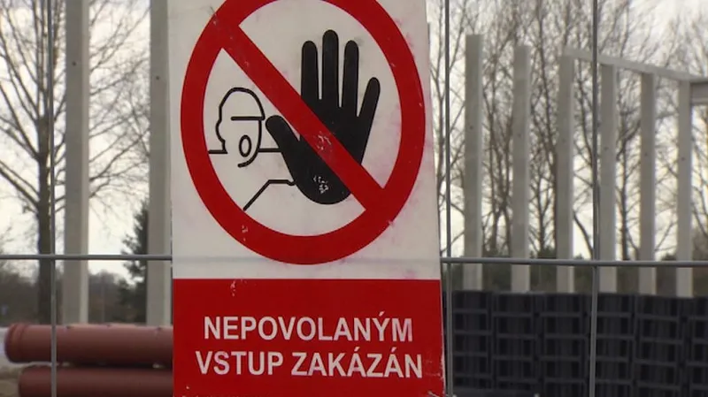 Staveniště je prázdné, stroje odjely