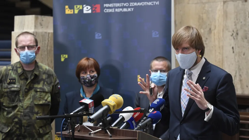 Jarmila Rážová (druhá zleva) byla do funkce hlavní hygieničky doporučená ministrem zdravotnictví Adamem Vojtěchem