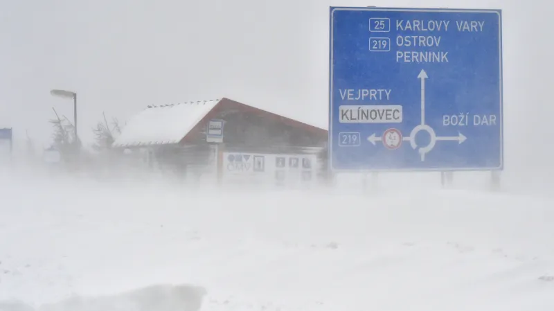 Silný vítr a sněžení komplikovaly dopravu v Krušných horách