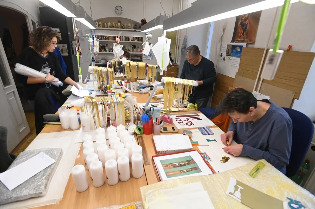 Chráněná dílna Palonín vyrábí velikonoční svíce