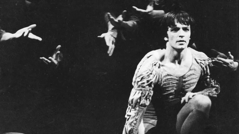 Vlastimil Harapes v inscenaci Hrdina v Národním divadle. Choreografie, scénář a režie František Pokorný
