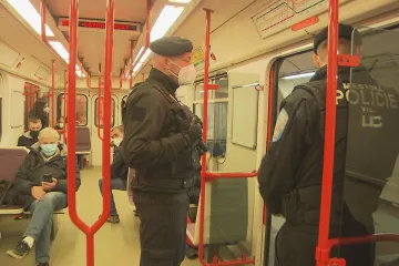 Mobilita lidí klesla, ne ale tak jako před rokem, ukazují data ze silnic či metra