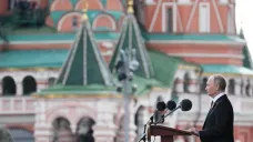 Ruský vládce Vladimir Putin pronáší projev na Rudém náměstí v Moskvě během vojenské přehlídky k 80. výročí konce druhé světové války