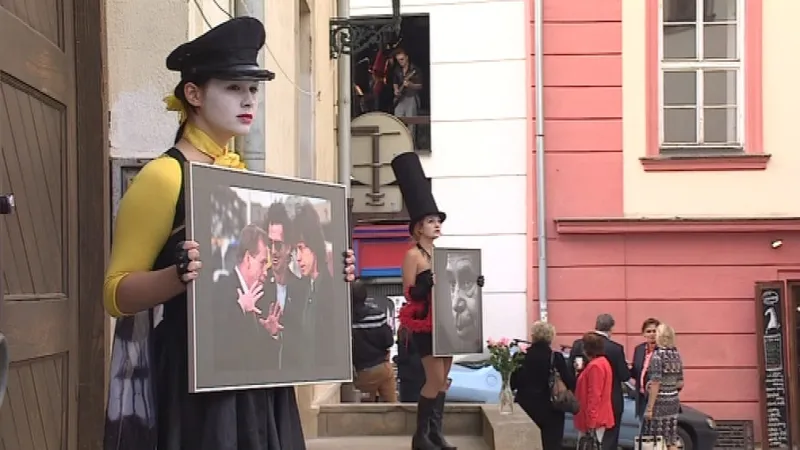 Fotky bývalého prezidenta ozdobily zatím bezejmennou uličku