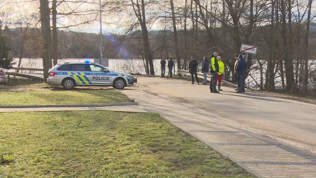 Uzavřená hráz rybníka u Mrakotína