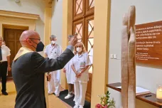 Deska a socha v kapli brněnské fakultní nemocnice připomínají dárce srdce