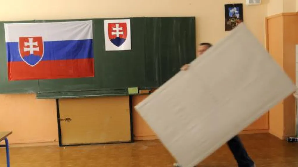 Příprava volební místnosti na Slovensku