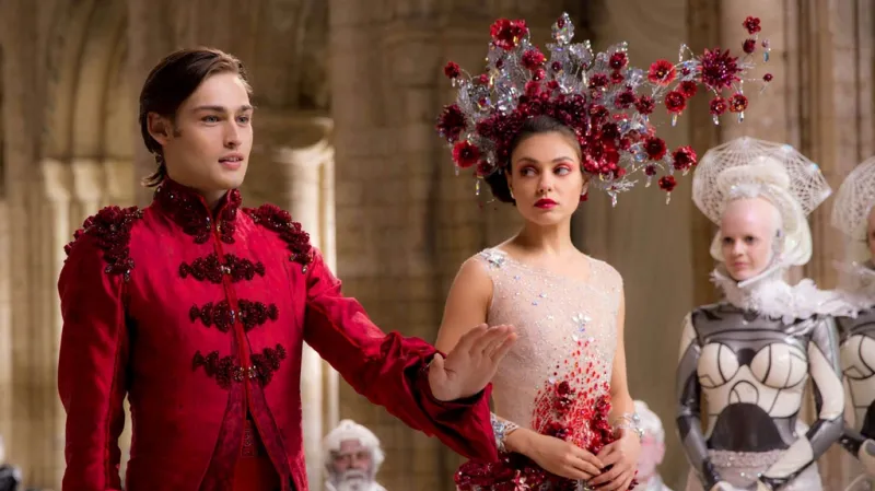 Jupiter vychází / Douglas Booth, Mila Kunisová