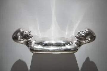 Z českých galerií: Krumbachová píše kočkám, Plesl se inkarnuje a Merkelová je „Mutti“