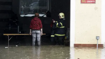 Voda zaplavila v Heřmanově Městci několik domů včetně samotné hasičské zbrojnice