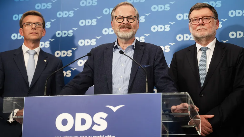 Uprostřed premiér Petr Fiala (ODS) a vpravo ministr financí Zbyněk Stanjura (ODS)