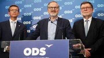 Uprostřed premiér Petr Fiala (ODS) a vpravo ministr financí Zbyněk Stanjura (ODS)