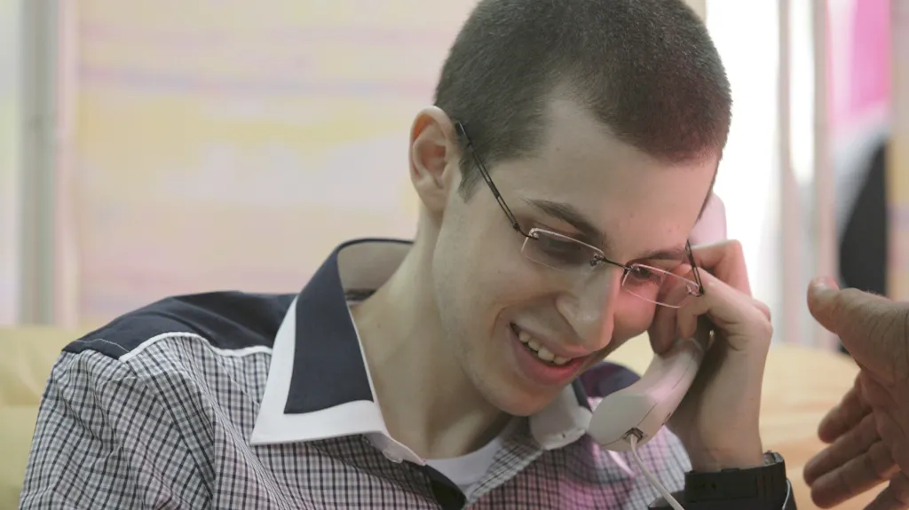 Gilad Šalit po propuštění telefonuje s rodiči
