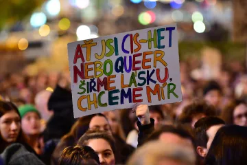 Lidé v Praze vyzvali k ochraně LGBT+ komunity. Požadují změnu legislativy a stejná práva