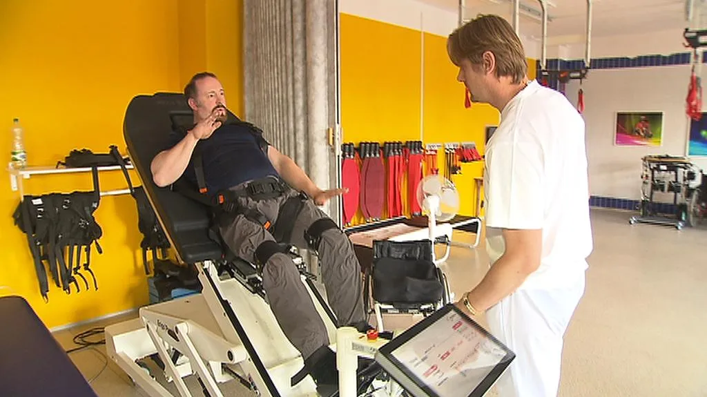 Britský veterán cvičí na speciálním rehabilitačním stole