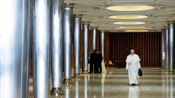 Papež František při příchodu na konferenci
