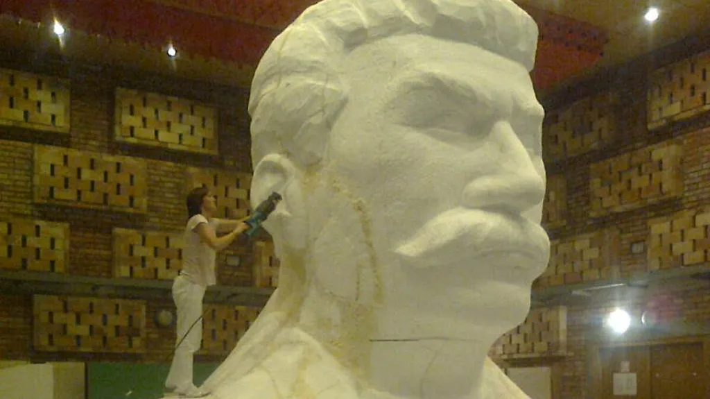 Stavba makety Stalinova pomníku
