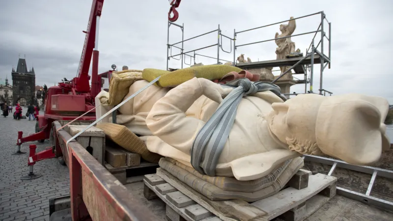 Umisťování kopie sochy sv. Františka Borgiáše na Karlův most