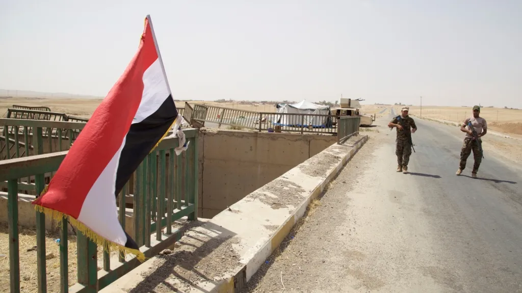 Iráčtí vojáci hlídají cestu do města Tal Afar