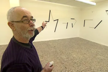 Při jízdě alejí kolejí skicuje Jaromír Šimkůj krajinu