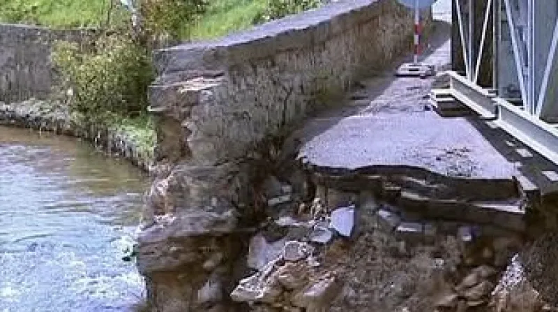 Je měsíc od povodní a Povodí Labe ještě nezačalo opravovat opěrné zdi v korytech.