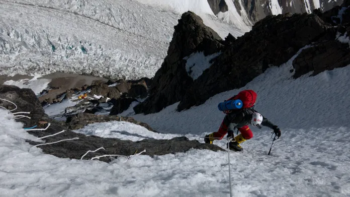 Expedice K2 - Petr Mašek vystupující do tábra C2