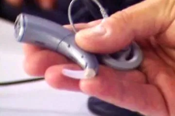 Možnosti pomoci neslyšícím medicína stále rozšiřuje, u nás za trendy výrazně zaostáváme