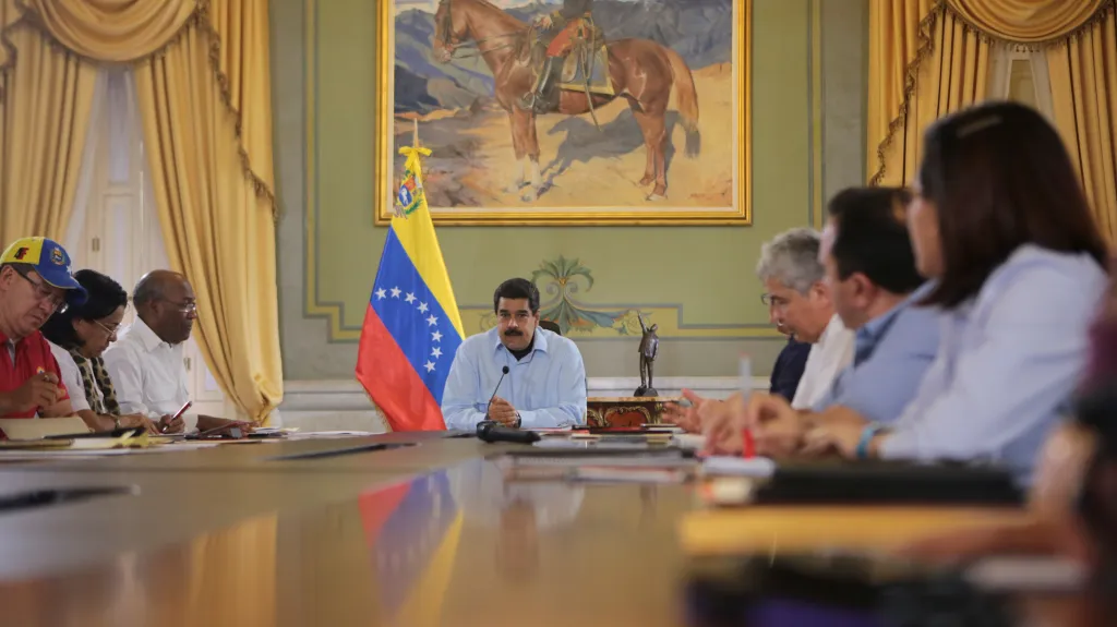 Prezident Nicolás Maduro při poradě s vládou