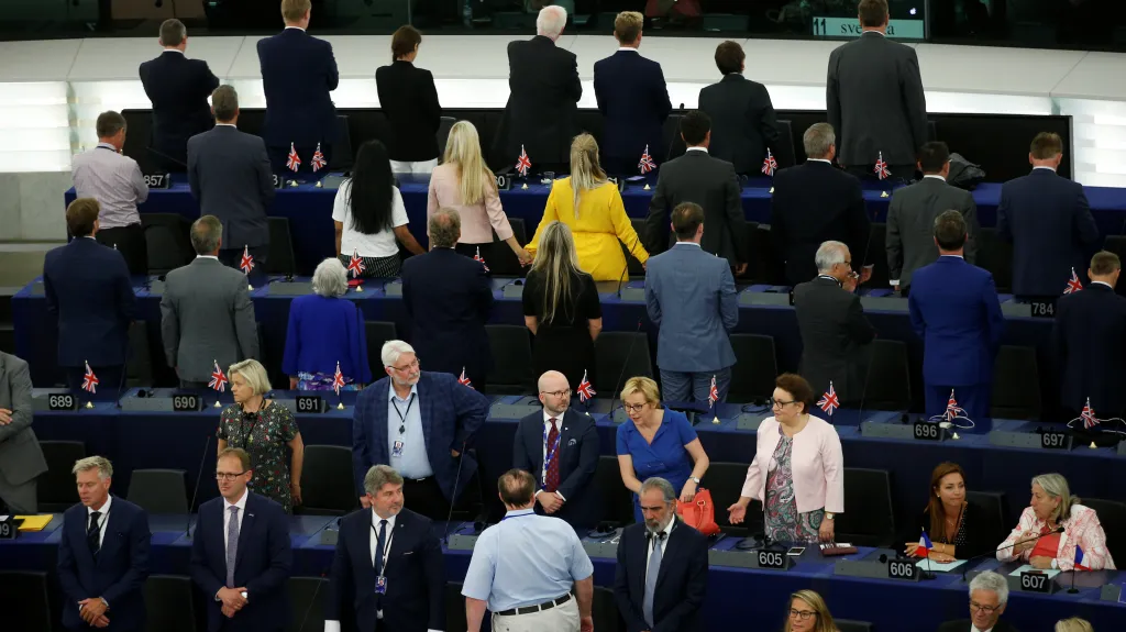 Europoslanci za Stranu pro brexit během evropské hymny