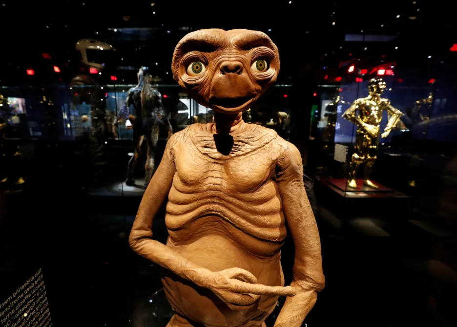 Postava z filmu E. T. – Mimozemšťan je jedna z filmových rekvizit, které jsou součástí nového muzea Academy Museum of Motion Pictures v Los Angeles. Jde o první rozsáhlé muzeum svého druhu ve Spojených státech, které se bude věnovat historii, vědě a kulturním dopadům filmového průmyslu. Muzeum otevře své brány 30. září letošního roku
