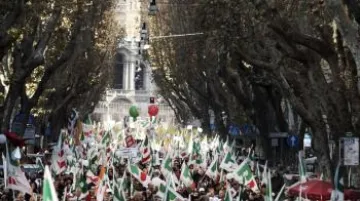 Demonstrace proti Silviu Berlusconimu